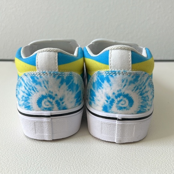 Donald Duck Sneakers - Picture 2 of 6